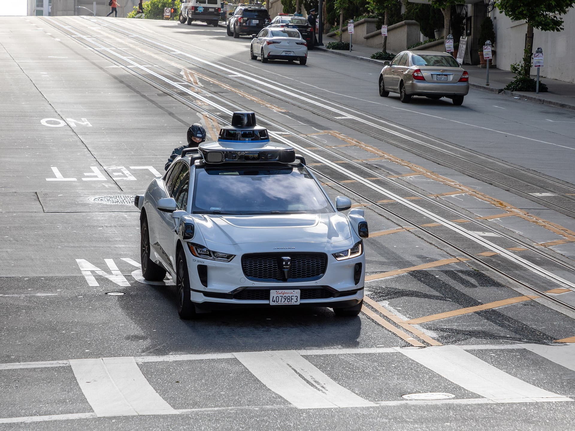 Waymo er blitt en del av gatebildet i San Francisco. Foto: Dietmar Rabich / Wikimedia Commons