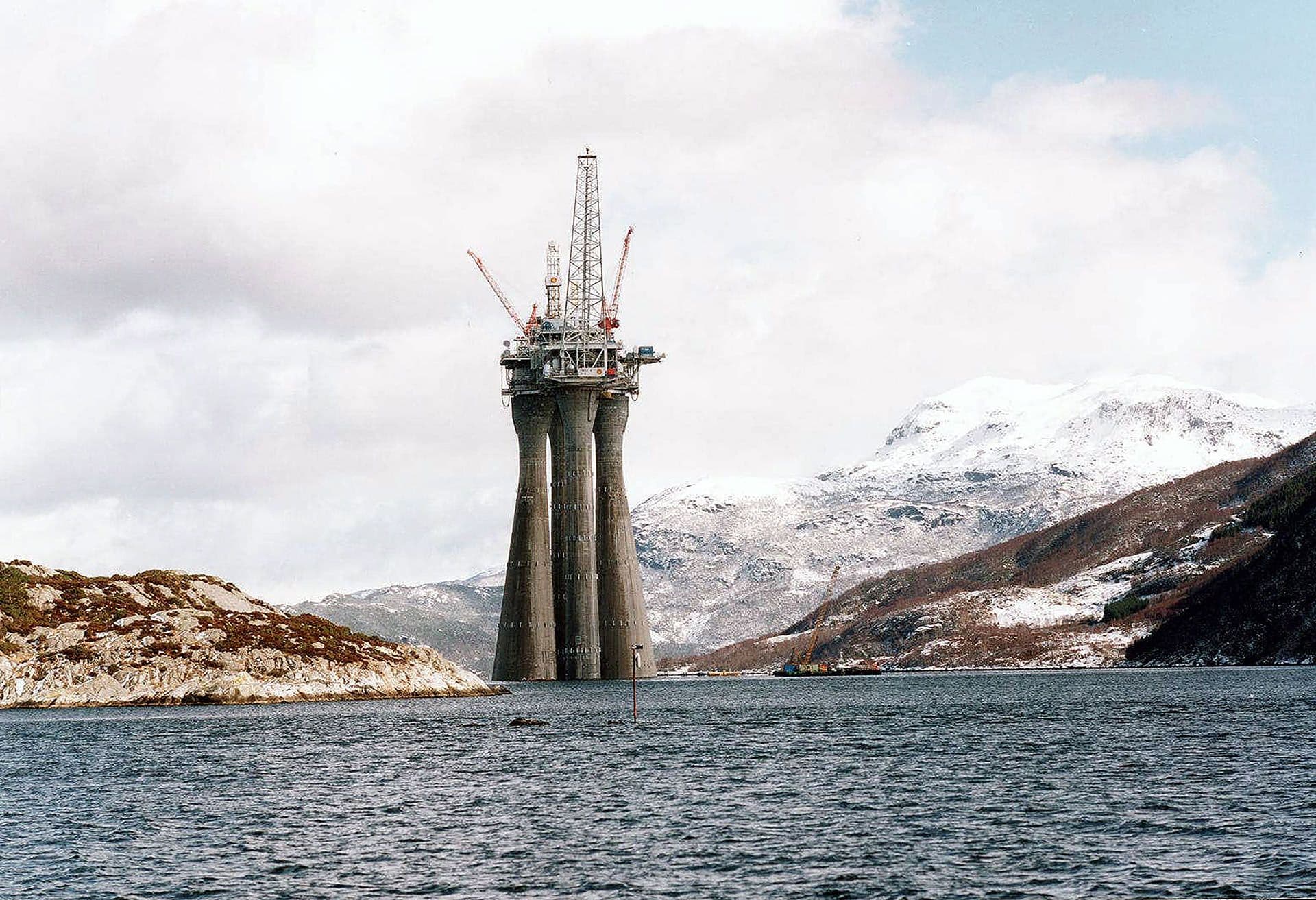 Bilde av Troll-plattformen som rager over en norsk fjord
