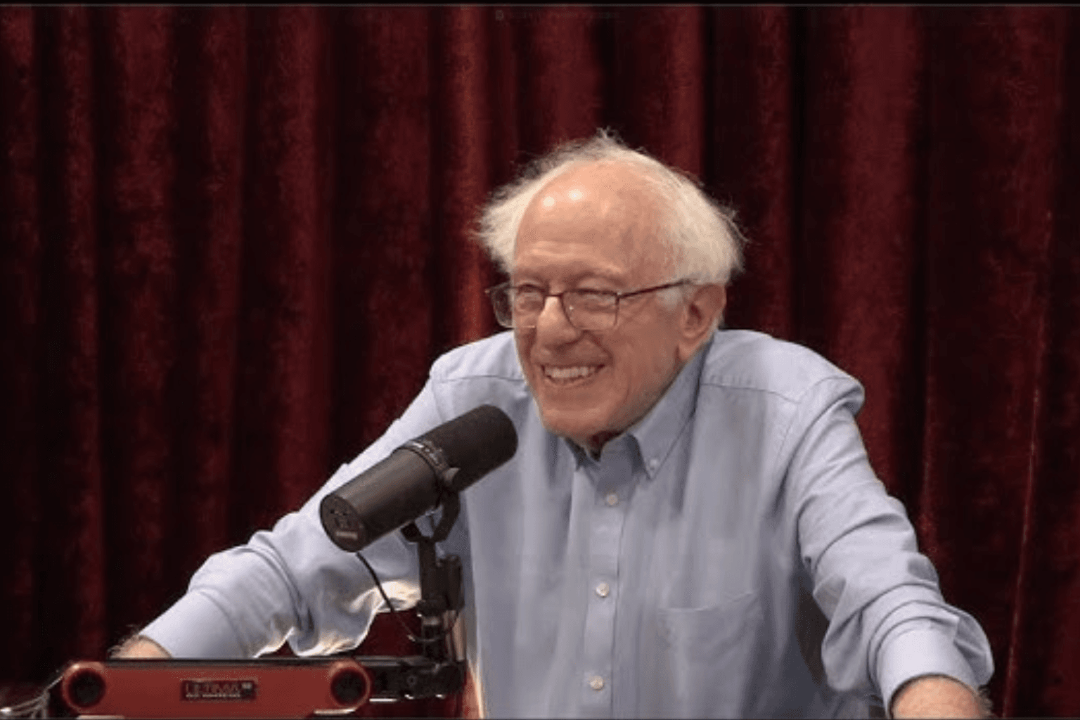 83 år gammel and going strong. Ingen kan anklage Bernie for å ikke henge med i tida. Skjermdump: Joe Rogan Experience